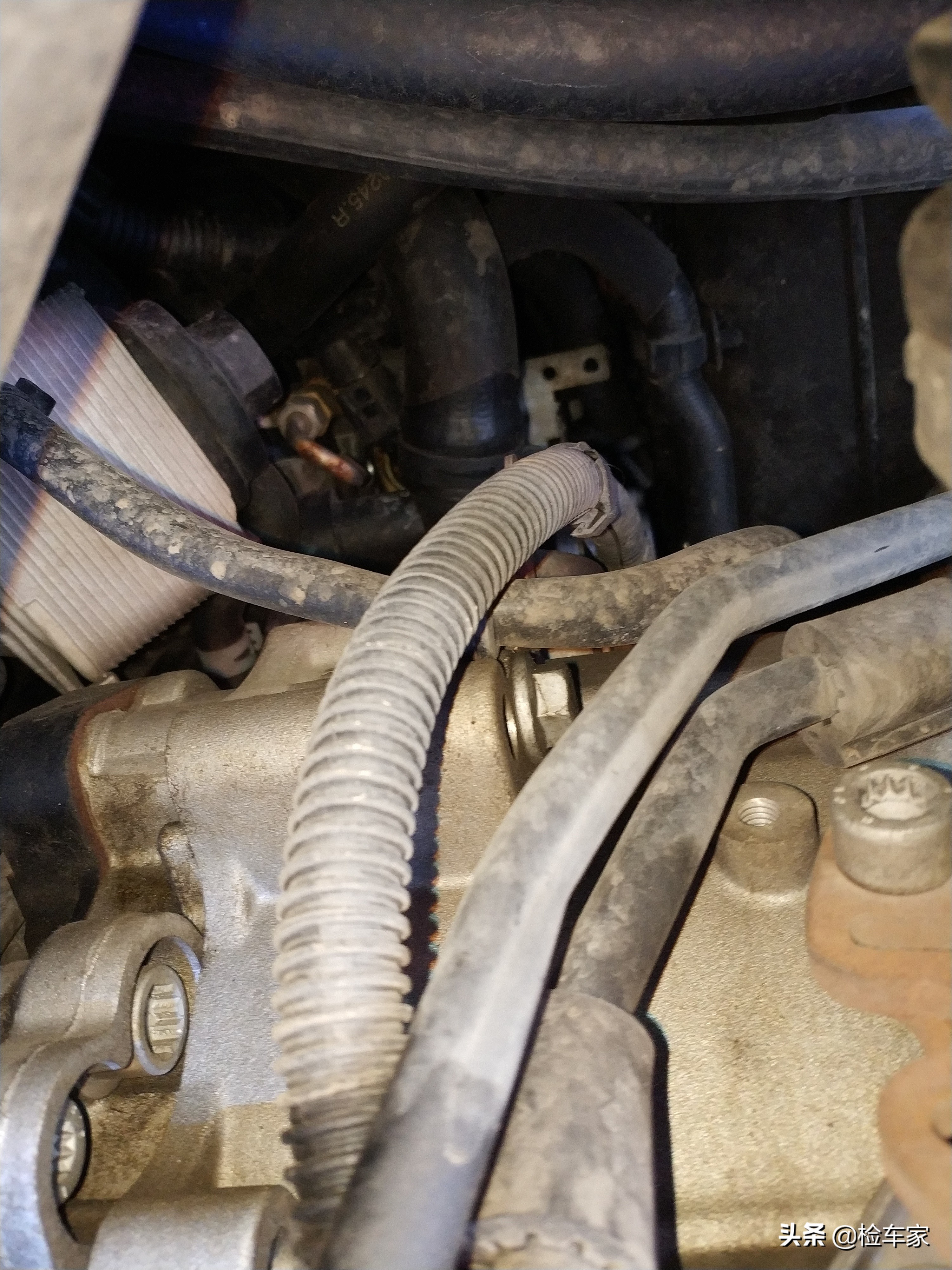 卖家表示是吊装发动机修复漏油时造成的,所以我先检测发动机变速箱