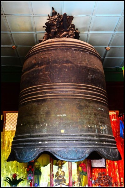 一般寺院的钟楼都建在寺内,这座钟楼却偏偏盖在了外面.