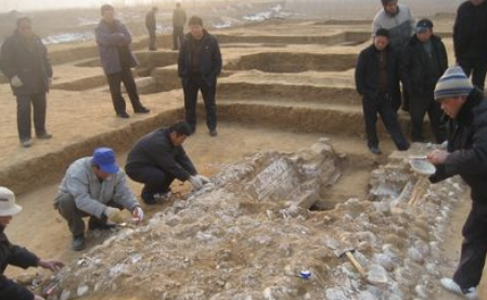 四川首次发现“奇墓”，墓中空无一物，考古专家赶到后：价值10亿