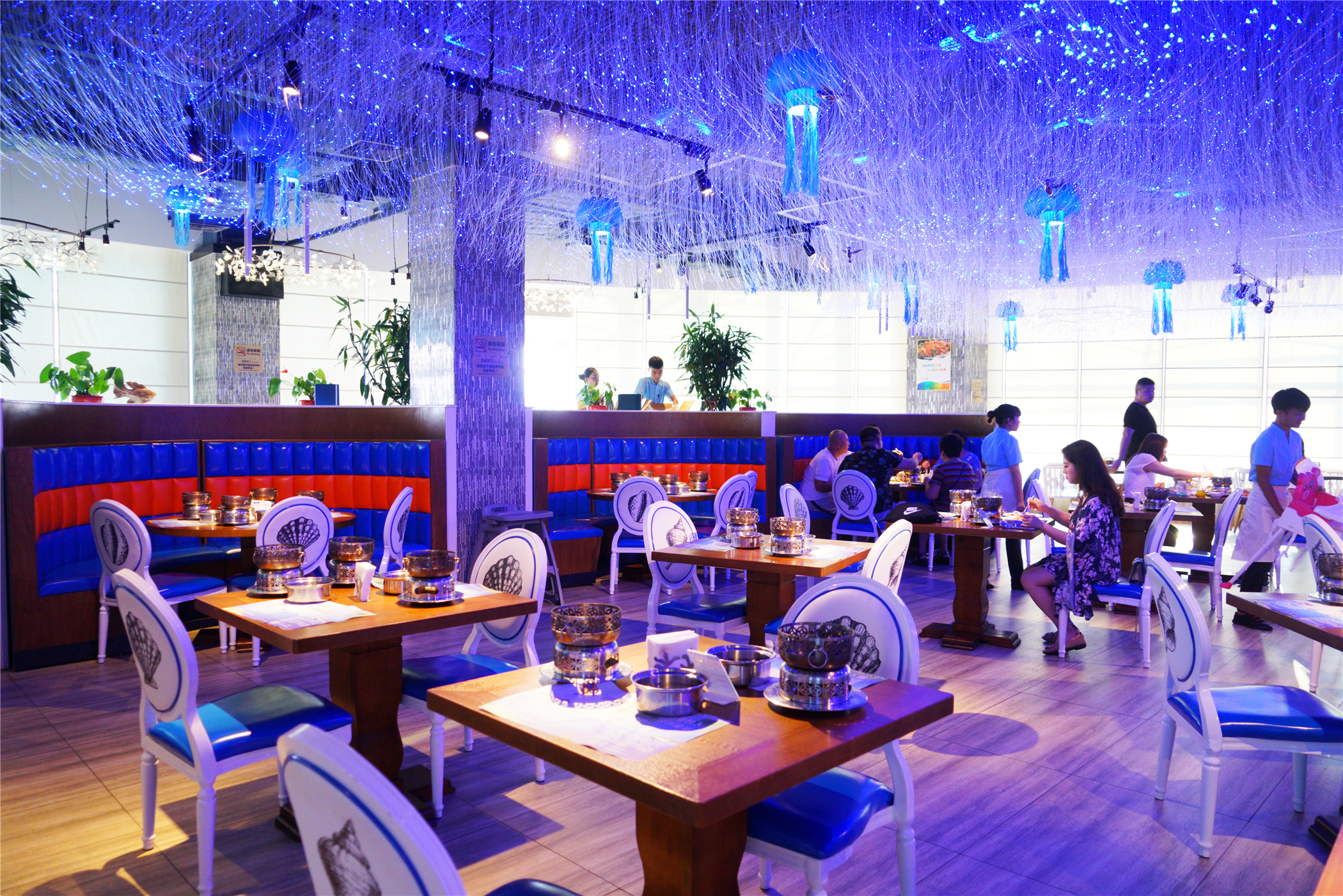 味蕾的狂欢:三亚最梦幻的海鲜自助餐厅原来就在大菠萝里面