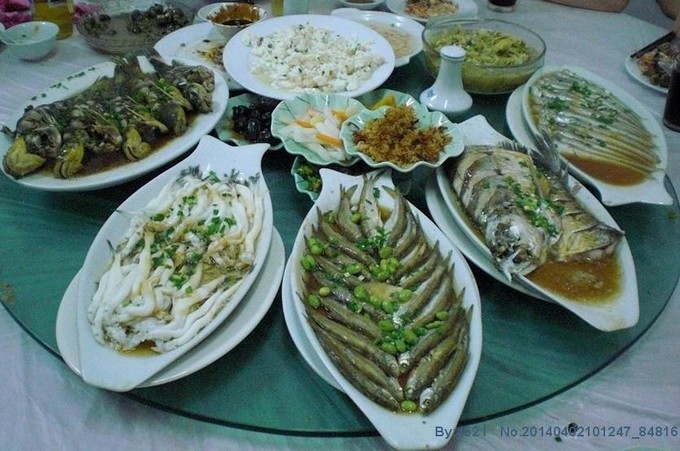 全鱼宴马奶酒马奶酒蒙语称作"乞戈"或"艾日戈",是用马奶酿制成的一种