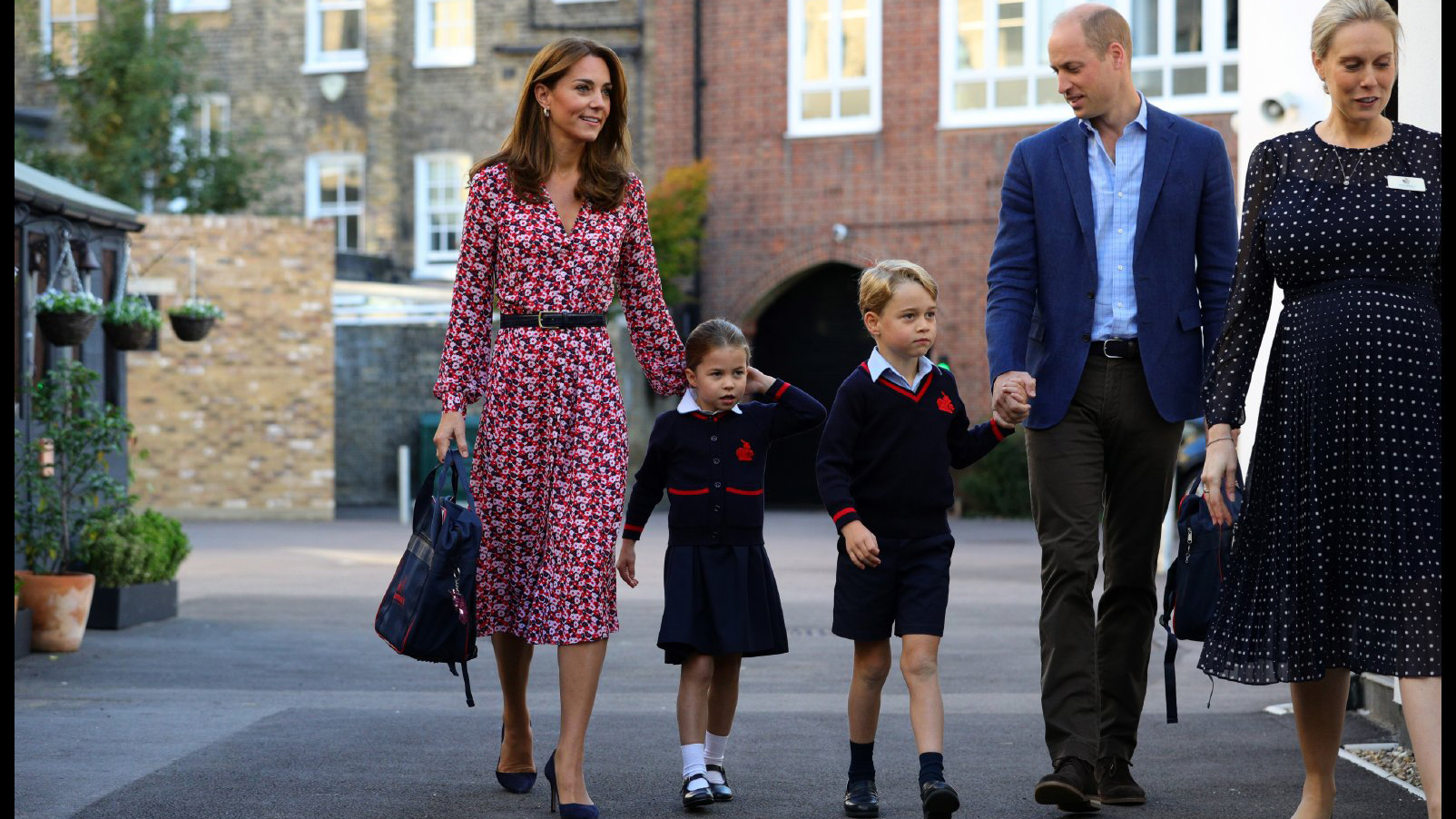 凯特王妃一家出门,穿碎花裙秀身材,却被4岁小公主抢镜?