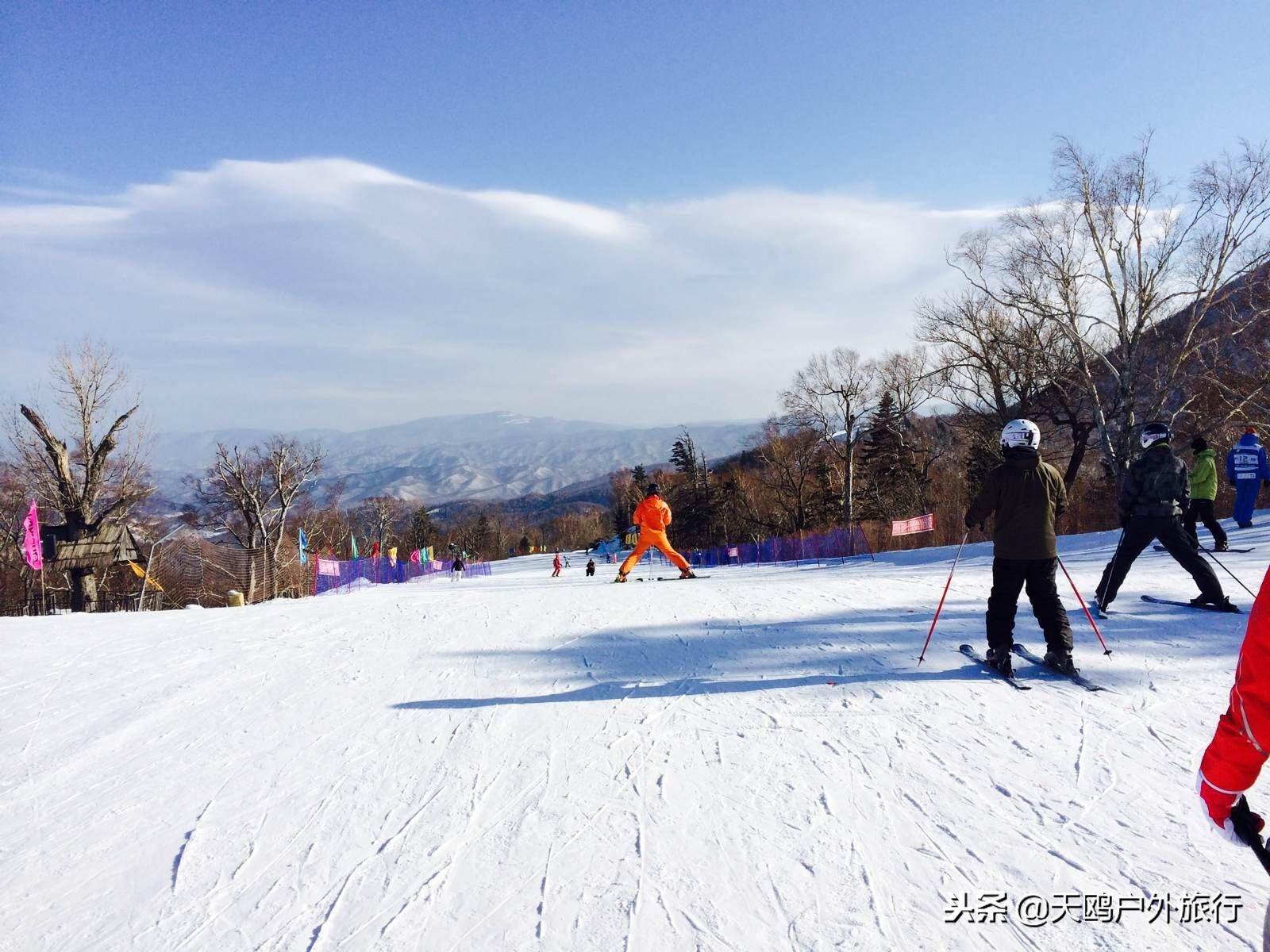 亞布力滑雪旅遊度假區雲集了多家專業滑雪場和高檔度假酒店,是中國最