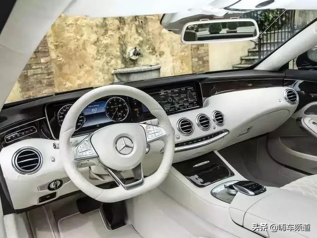 奔驰s级,白色内饰非常漂亮,全液晶仪表与中控屏幕一体式设计