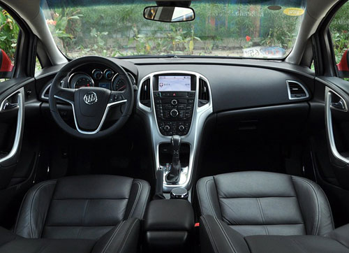 在内饰上,英朗采用三辐式多功能方向盘,并用镀铬装饰条勾勒线条,上面