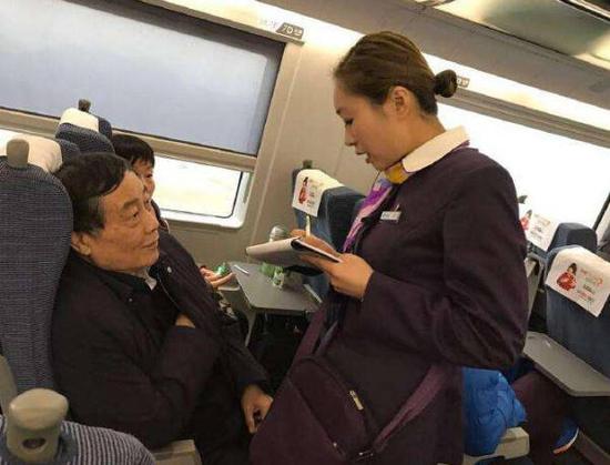 低调的中国前首富：娃哈哈73岁创始人宗庆后被拍到独自一人坐飞机