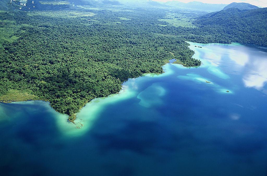 南海处在亚洲大陆南部的热带和亚热带区域,与其他海区比较,其特点是