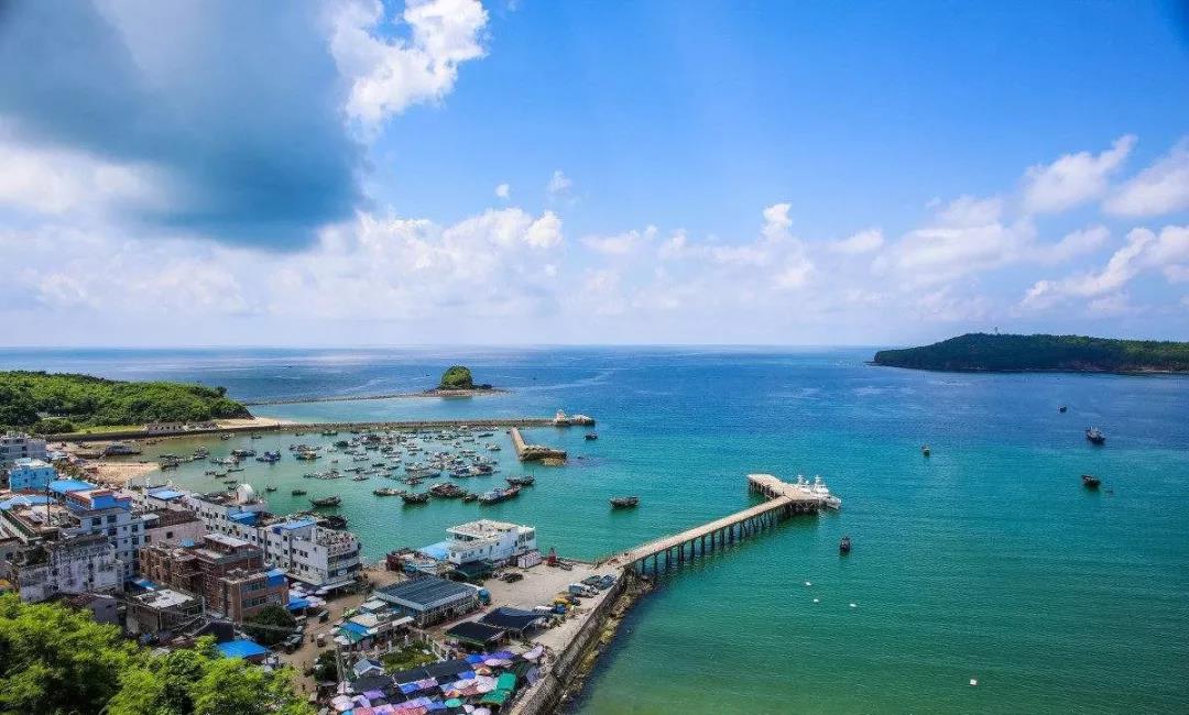 介绍火山演变形成的涠洲岛国家地质博物馆;朱帘长挂的滴水丹屏还有