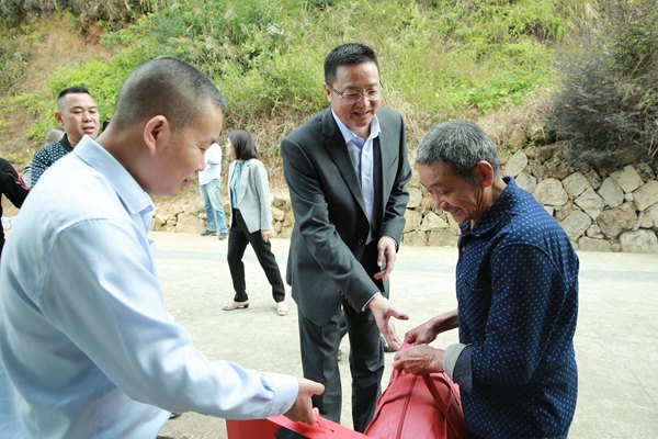 浙江瑞安农行：“金融才智下乡 精准扶贫慰问”助力乡村振兴