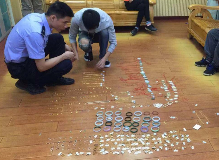男子洗劫深圳一珠宝店后回现场扮顾客问价，被警方当场抓获