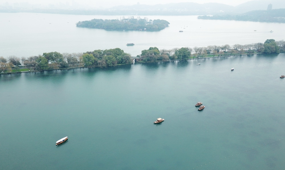 山色空蒙雨亦奇,请用一个字形容这雨后西湖