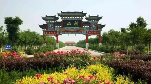 九龙公园位于合阳县城北部,东西长1900米,南北宽8