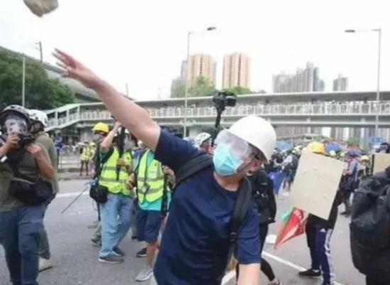 香港学者：四处纵火殴打百姓 祸港暴徒是千古罪人