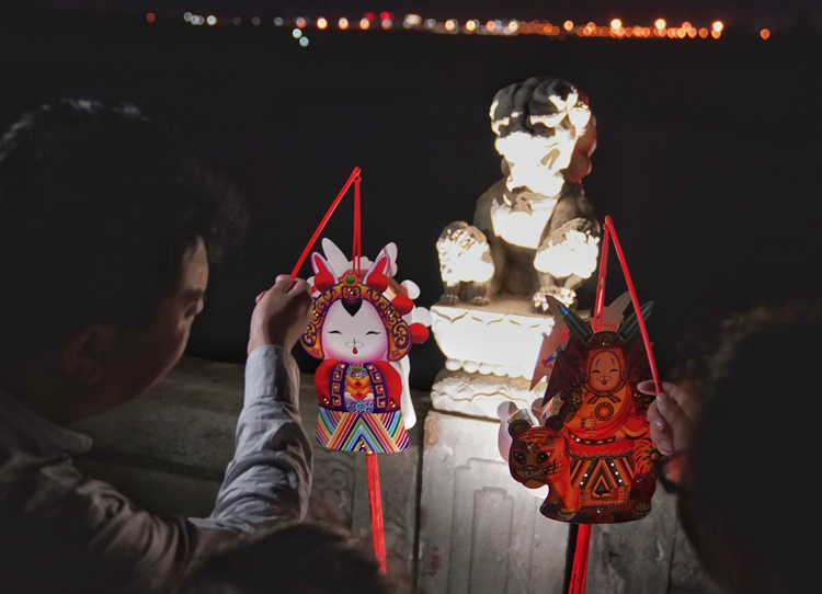 "卢沟晓月"照亮中秋夜