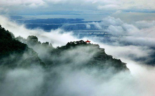 被云雾笼罩的庐山就像_庐山除了迷人的云雾还有什么