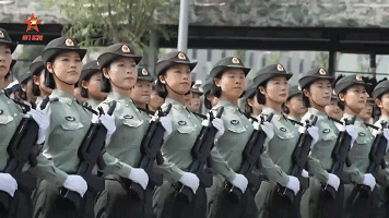 中国国庆阅兵集训刷屏，外国网友惊叹：堪比“复制、粘贴”