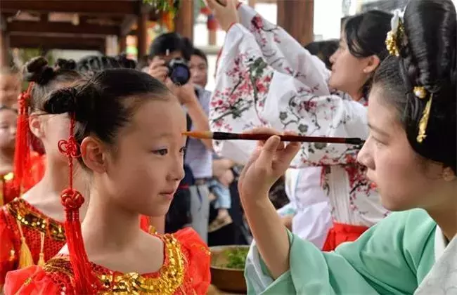 端午节，又称端阳节、重午节、龙舟节、等等，是中国民间传统节日