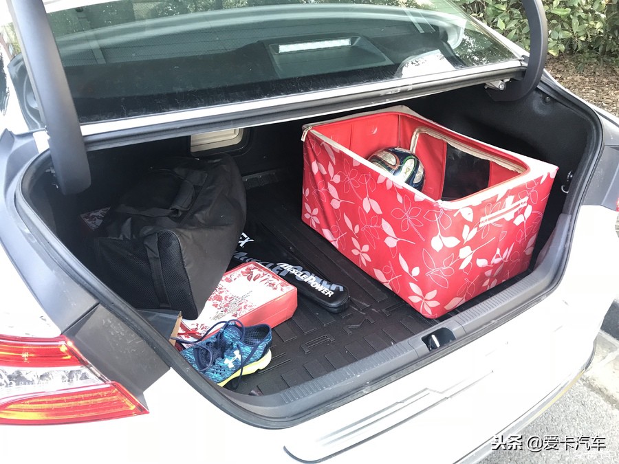 给后备箱空间也腾出来好多,之前看的雅阁混动跟老款的凯美瑞后备箱