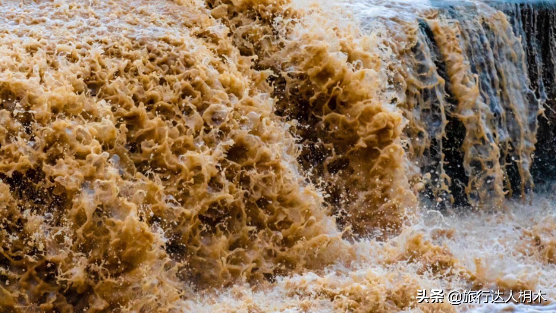 黄河壶口瀑布，倒海翻江卷巨澜，惊回首，离天三尺三