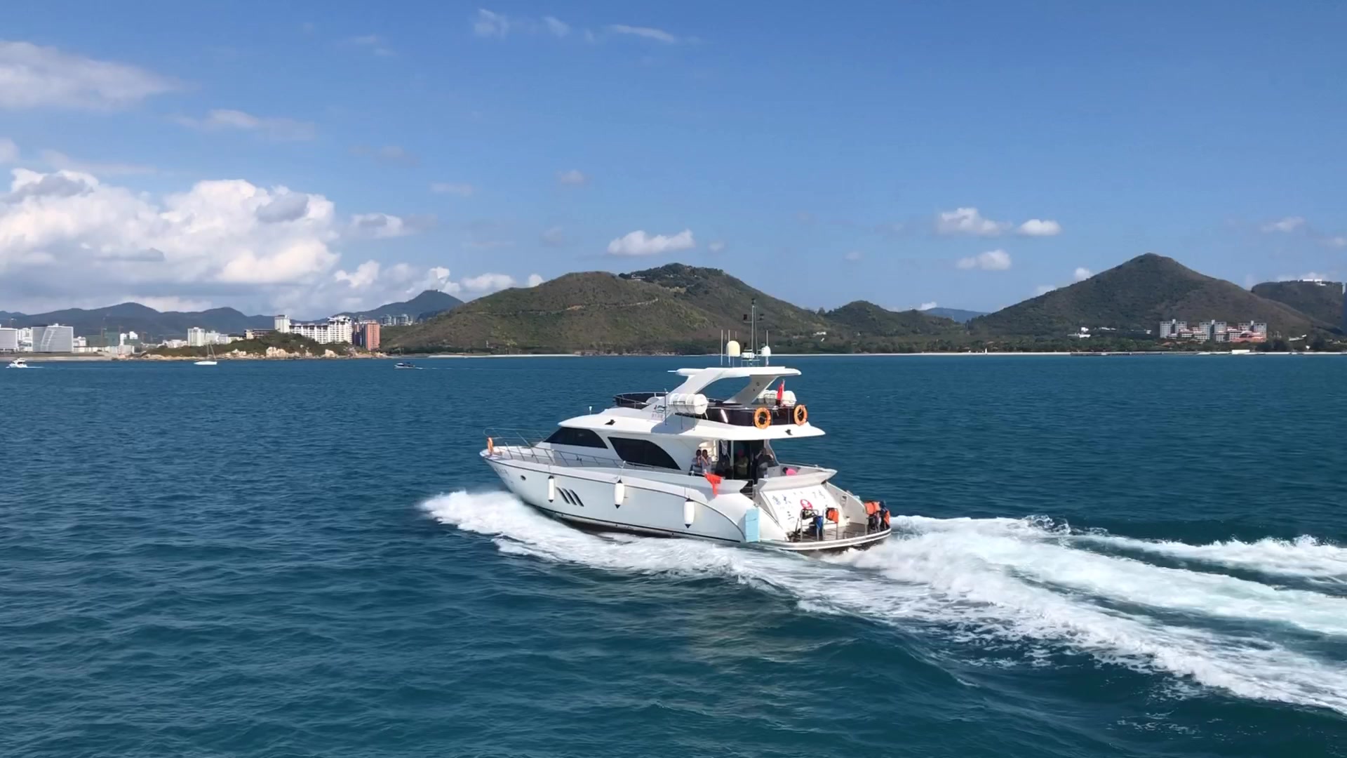 租一艘游艇出海,一般一艘三层豪华游艇可涵盖六—七个人,游艇上还含有