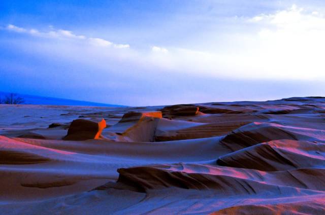 烤着肉串聊着小天,那叫一个惬意啊 ~相比北戴河,翡翠岛即使在喧哗中也