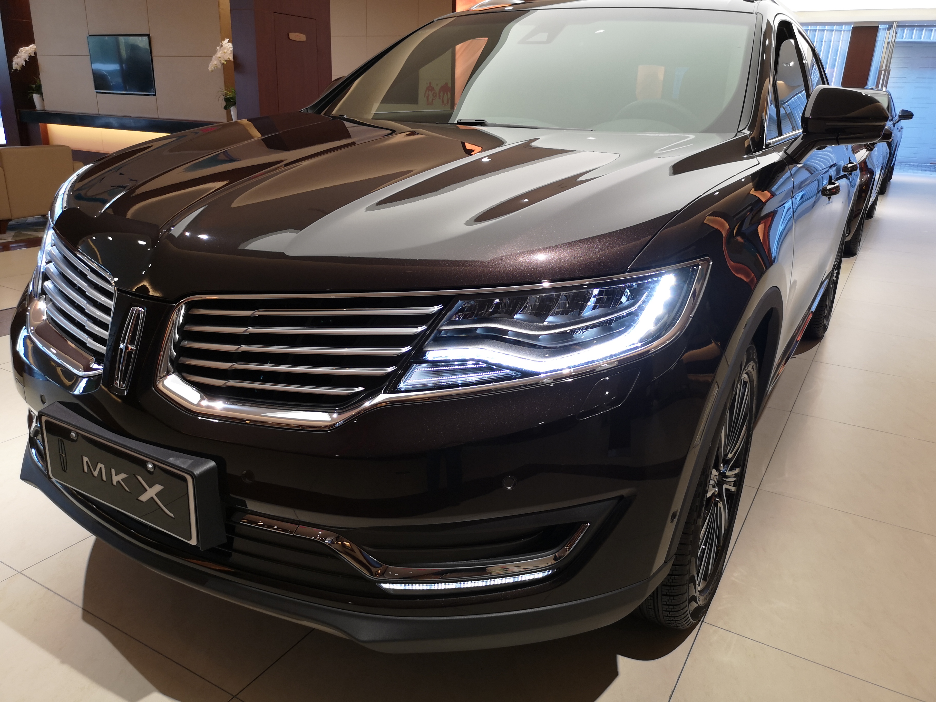 配v6双涡轮增压 到店看林肯mkx 2.7t四驱总统顶配