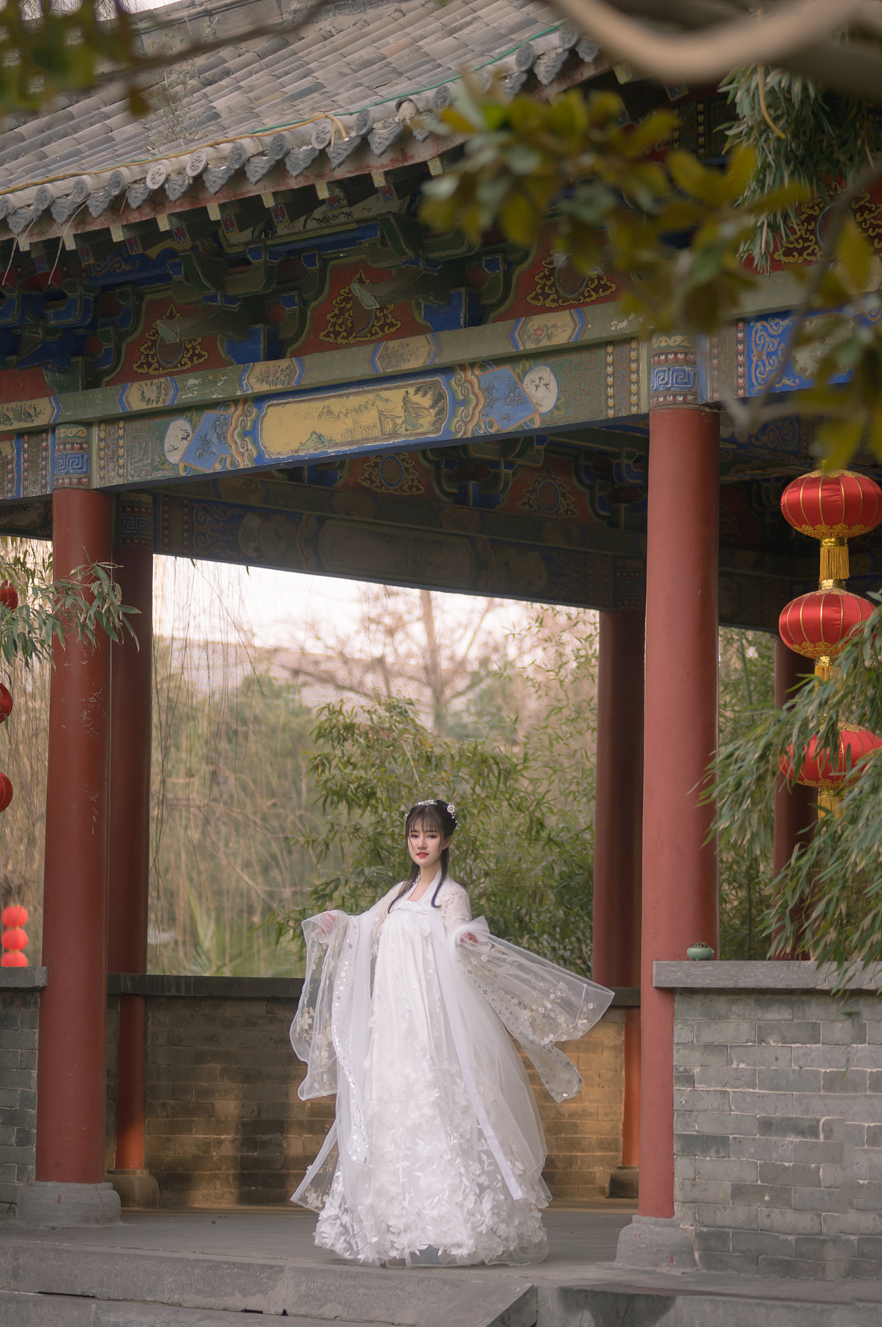 未能抛得杭州去,一半勾留是此湖.碧毯线头抽早稻,青罗裙带展新蒲.