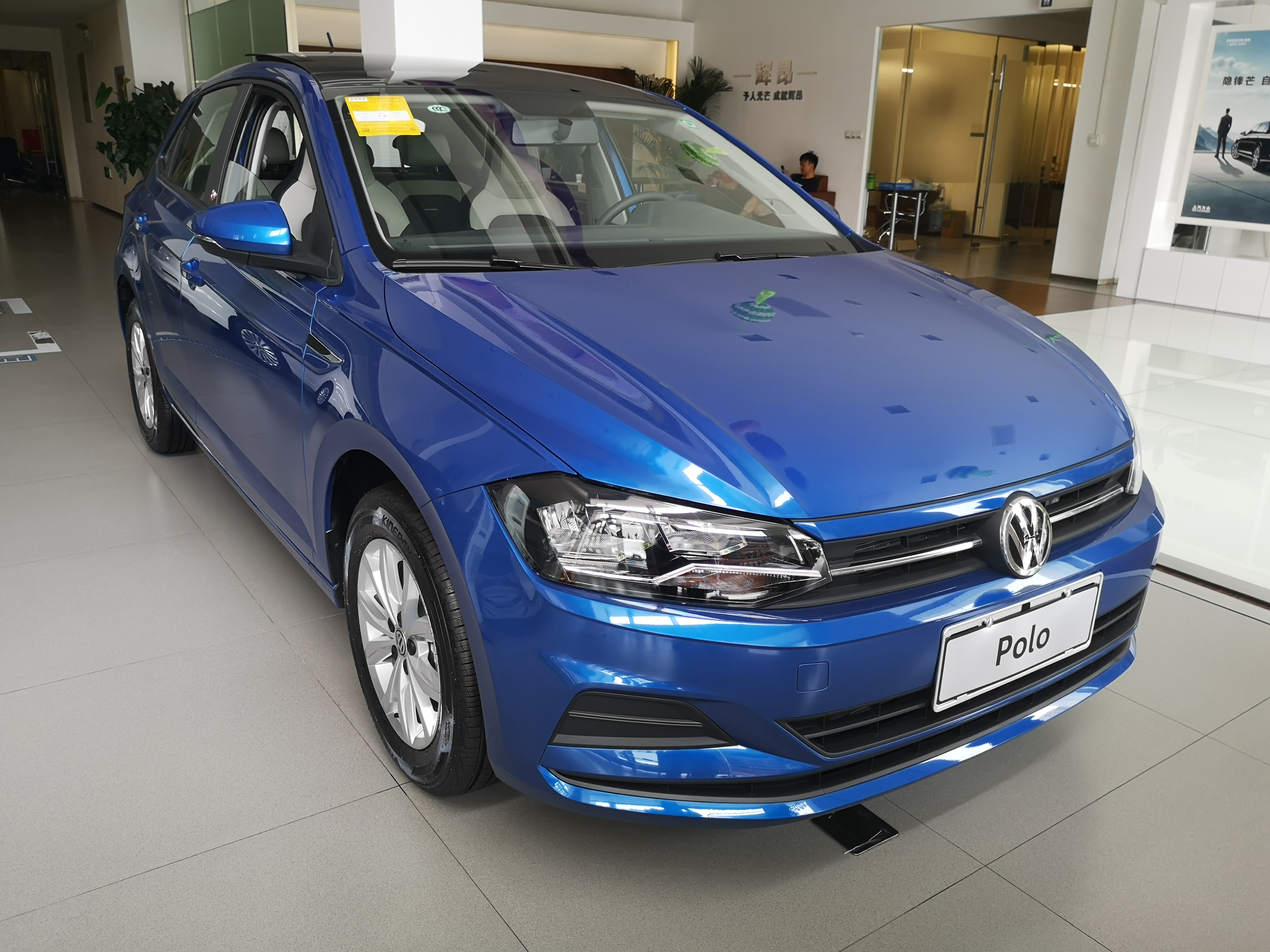 抢先到店看全新大众polo plus蓝色非顶配
