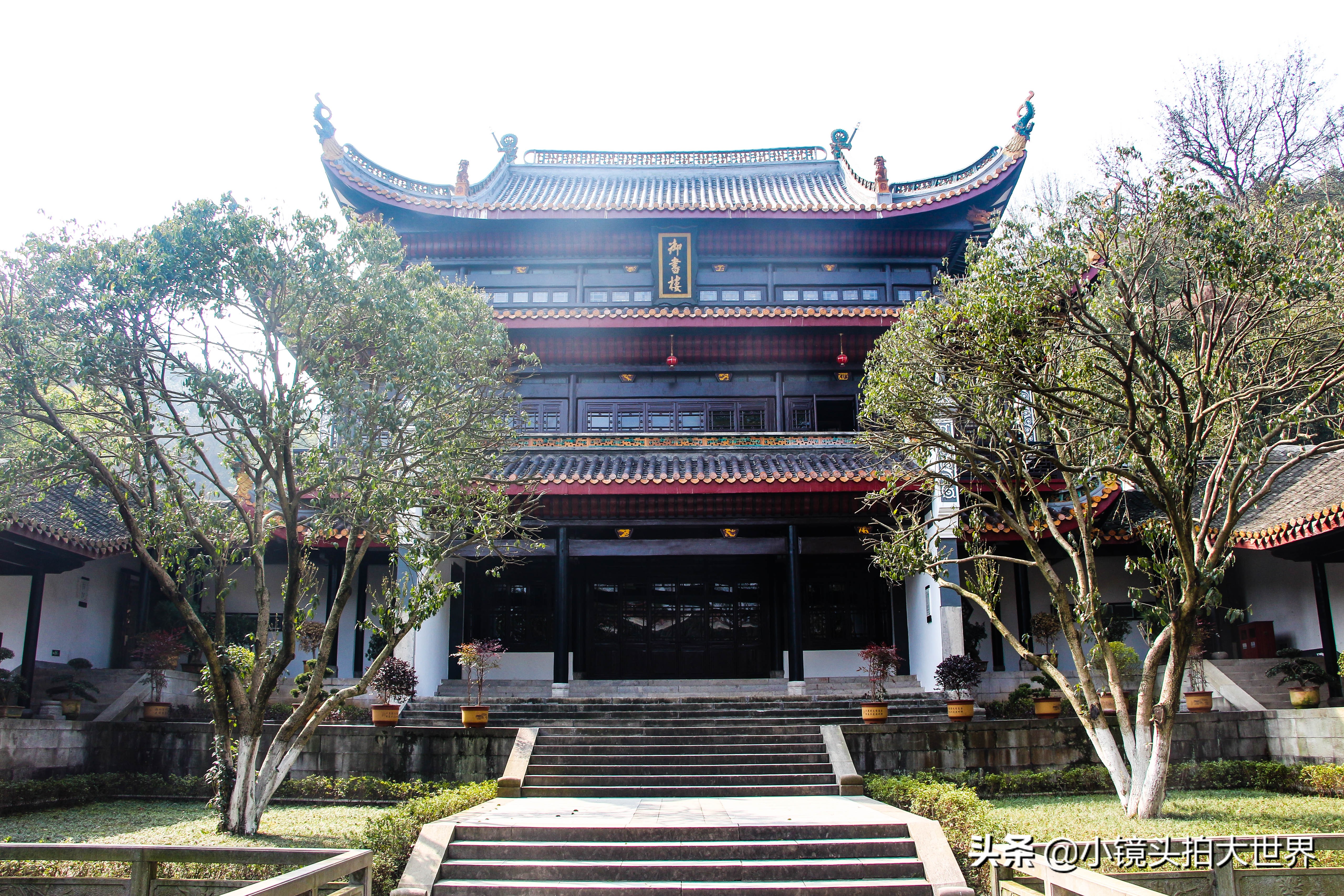 御书阁岳麓书院创建始即在讲堂后建有书楼,后宋真宗皇帝赐书更名"御书