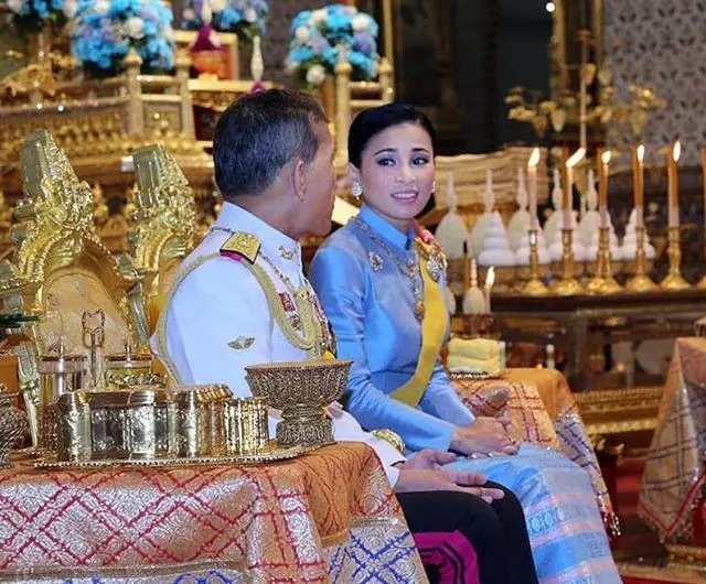 41岁泰国王后蓝裙母仪天下,贵妃被废大公主像跟班,国王独宠稳赢