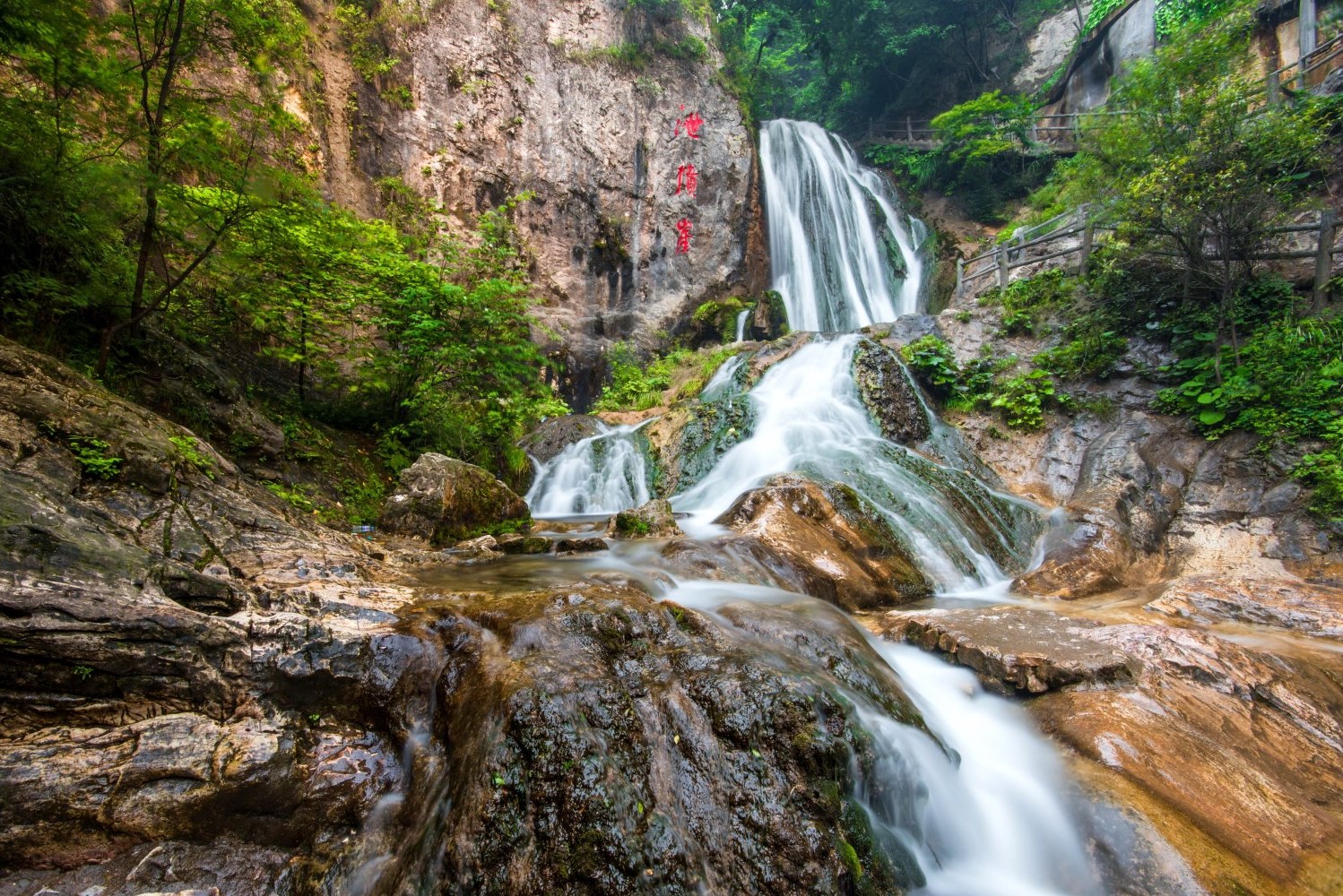 栾川县石头部落,位于嵩县九店乡境内陆浑水库,位于嵩县田湖镇陆浑村