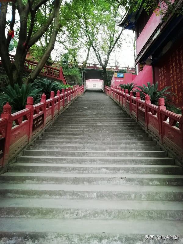 嘉陵江畔的南充清泉寺