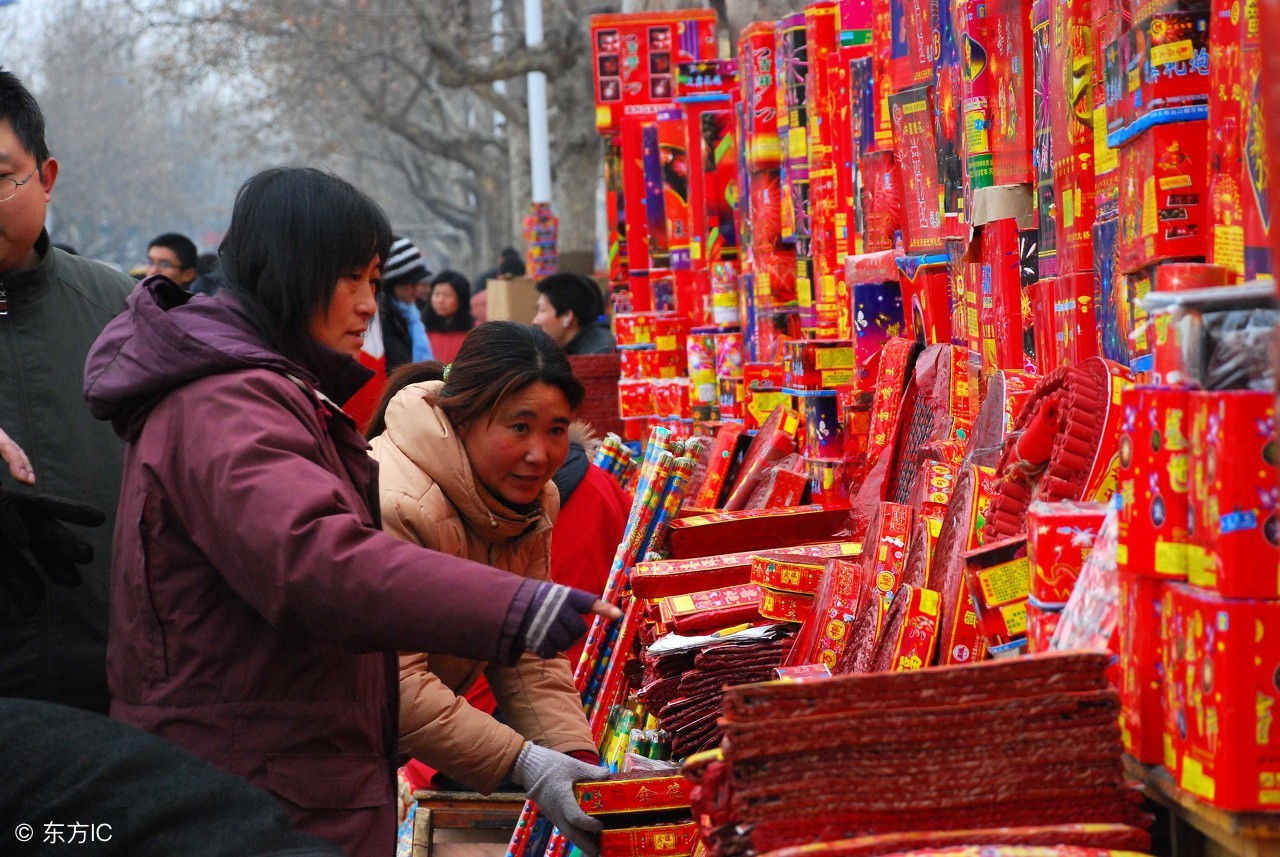 临到午夜鞭炮响起村头喧嚷起来鞭炮什么地响着