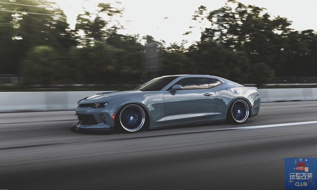 一辆"纯美式肌肉感"的雪佛兰科迈罗camaro