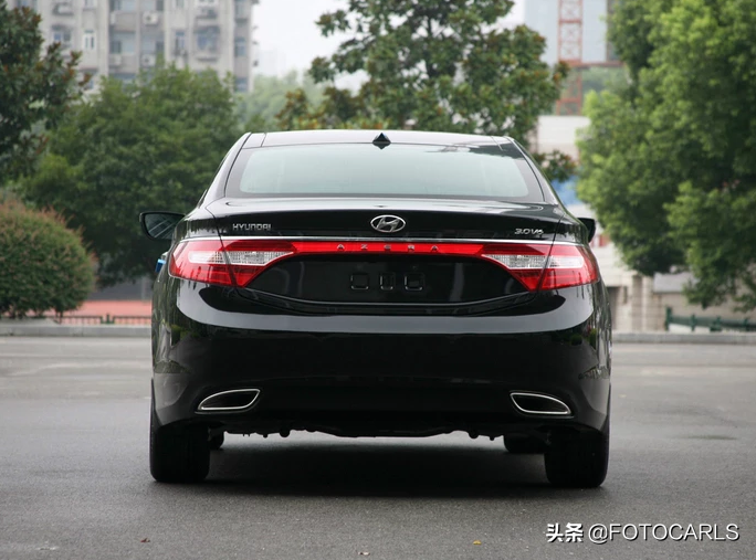 现代雅尊3.0l v6顶配实拍,进口售价31.28万,尾灯设计很美系