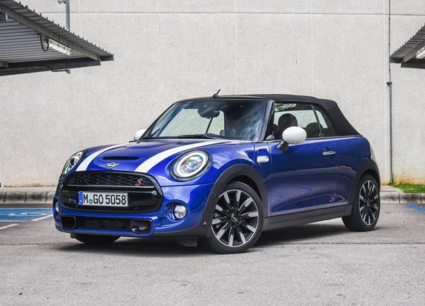 可爱的宝马车mini cooper敞篷版,外观精致内饰考究