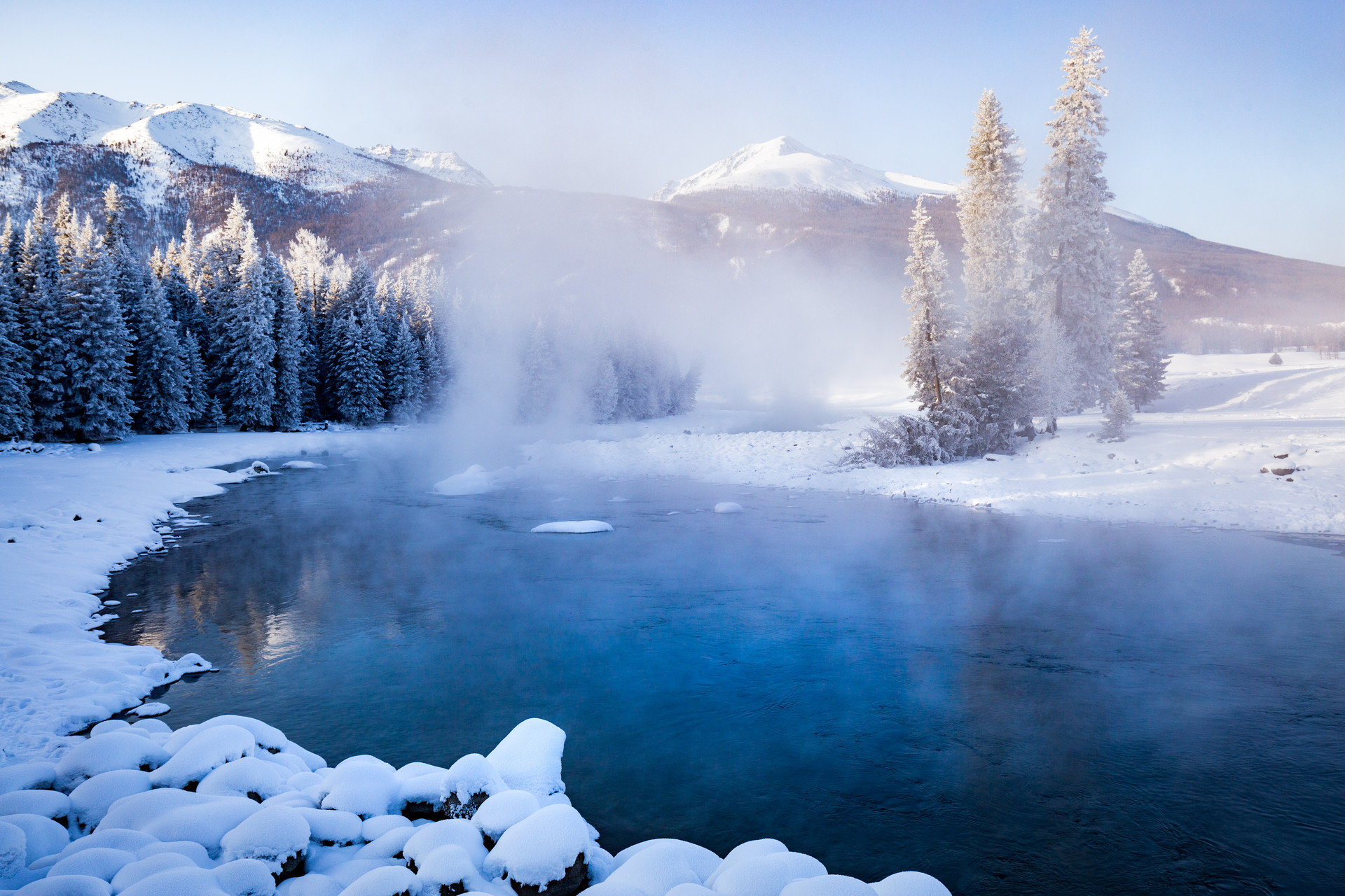 林表明霁色,城中增暮寒.终南阴岭秀,积雪浮云端.