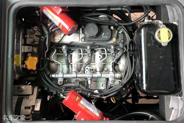 发动机方面,这款车采用的是五十铃的je4d28q5f发动机,排量为2.