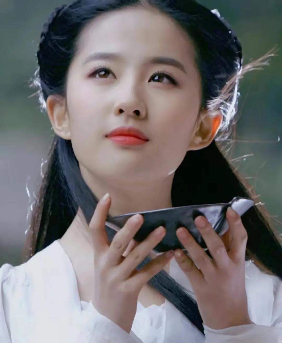 Liu Yifei is so beautiful but she doesn't have a boyfriend yet. I ...