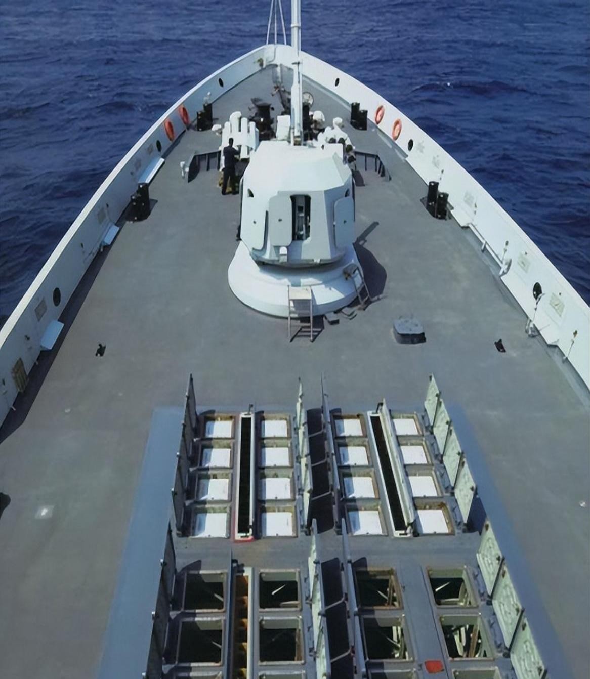 The shipyard is building 6 warships at the same time, with 432 vertical ...