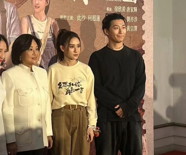 Chen Wanzhen appeared at her daughter's movie premiere, wearing a white ...