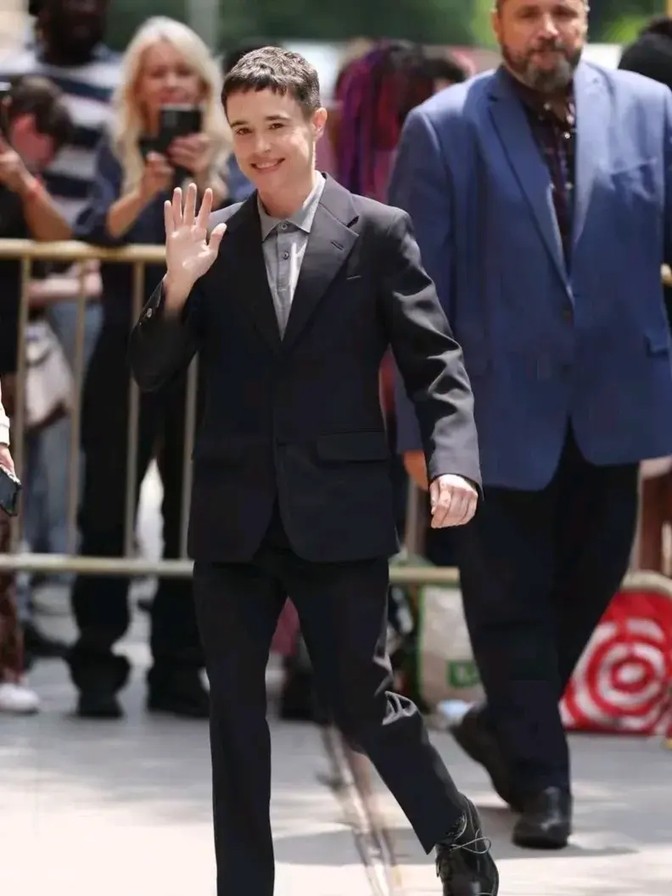 5 million views! Elliott reinvents himself as a goddess and Hollywood ...