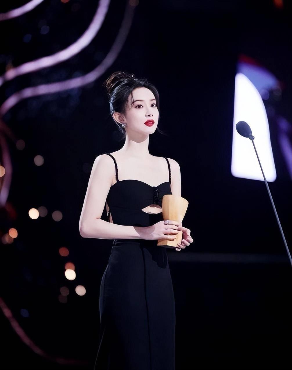 Meng Ziyi fell down while accepting the award and was ridiculed by Wang ...