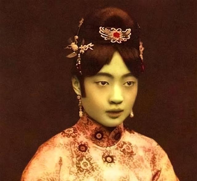In 1946, the Li brothers took the risk to bury the last empress Wanrong ...