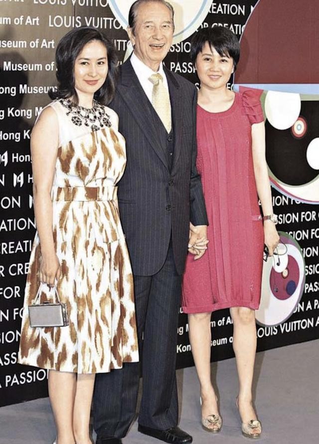 Chen Wanzhen appeared at her daughter's movie premiere, wearing a white ...