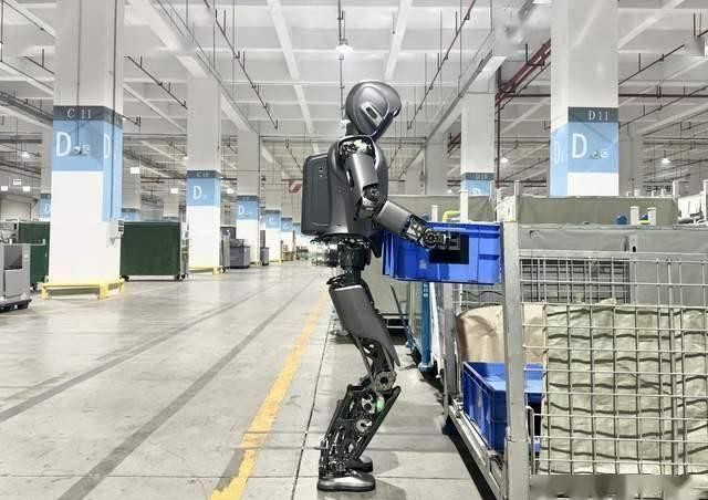 Ubtech Factory Model UBTECH WalkerS1 enters factory for practical training, dancing in the ...