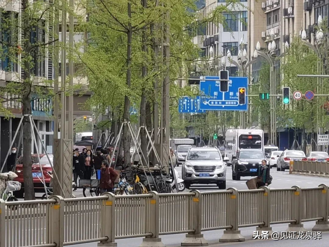 Crossing the road, jumping over the railings... these behaviors are