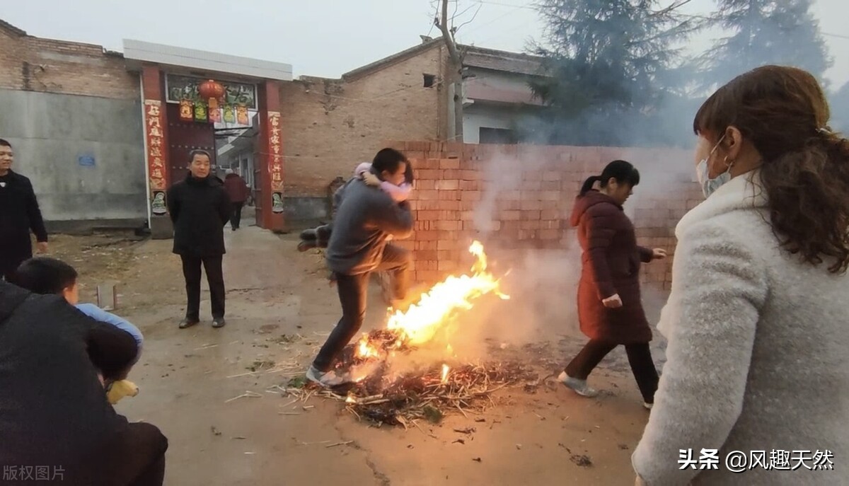 跳火堆，扎火把，紅紅火火的家鄉除夕夜 - 頭條匯