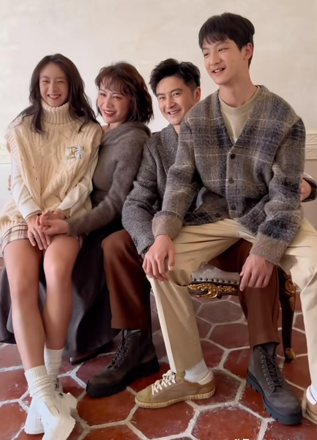 Tian Liang posted a New Year's family photo. 15-year-old Sen Die's ...