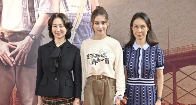 Chen Wanzhen appeared at her daughter's movie premiere, wearing a white ...